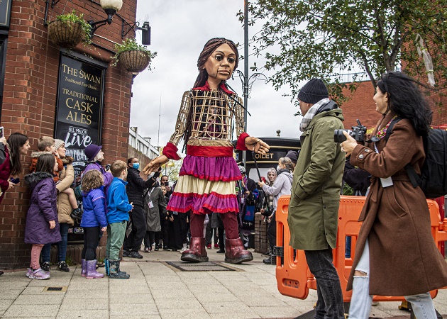 3.5m tall pullet Little Amal makes her way through Erdington and is greeted by hundreds of Erdington residents.
