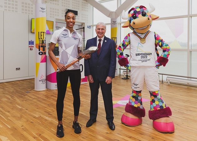 Team England netball player Layla Guscoth with Cllr Ian Ward, Leader of Birmingham City Council and Birmingham 2022 official mascot Perry